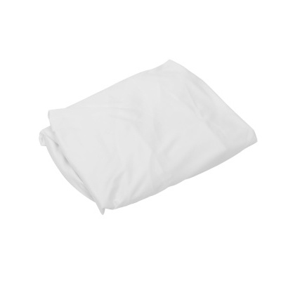 Lençol branco dobrado sobre fundo branco