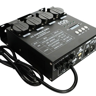 Dispositivo eletrónico preto com quatro tomadas e cabo de alimentação