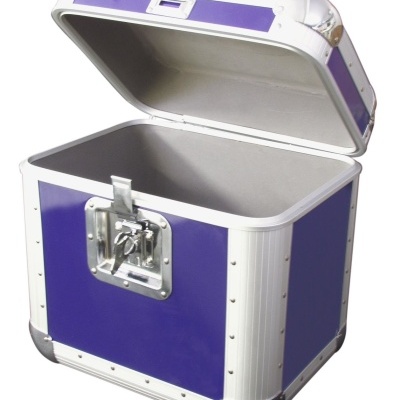 Caixa de armazenamento roxa com tampa aberta e fecho metálico