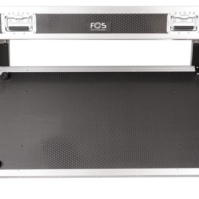 Mala rígida preta e prata aberta com superfície interior preta pontilhada.