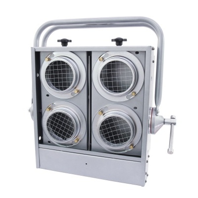 Refletor metálico cinza claro com quatro lentes circulares e pega superior