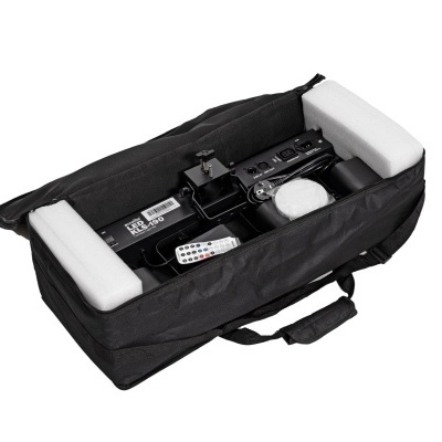 Mala preta com equipamento eletrônico e almofadas brancas de proteção