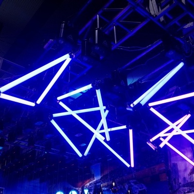 Luzes neon azuis geométricas suspensas no teto industrial