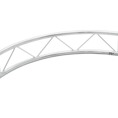 Estrutura curva em alumínio prateado com reforços triangulares e texto impresso