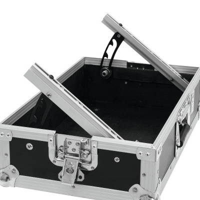 Estojo preto com armação metálica prateada aberto e vazio