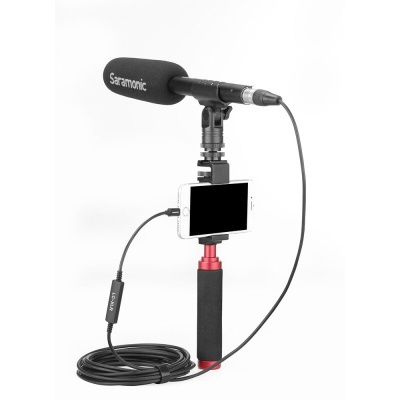 Microfone direcional Saramonic montado num suporte de mão com smartphone e cabo