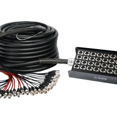 Equipamento áudio com múltiplos conectores XLR e cabo espesso