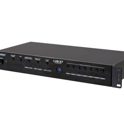 Dispositivo eletrónico preto em caixa metálica com botões e indicadores LED