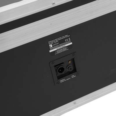 Painel traseiro preto de equipamento eletrónico com conectores e texto