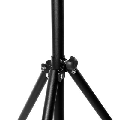 Tripé preto metálico com três pernas e botão de ajuste