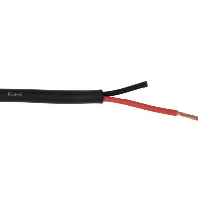 Cabo elétrico preto com dois fios internos vermelho e preto expostos