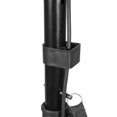 Bengala preta fosca com braçadeira de borracha e corda preta com argola metálica