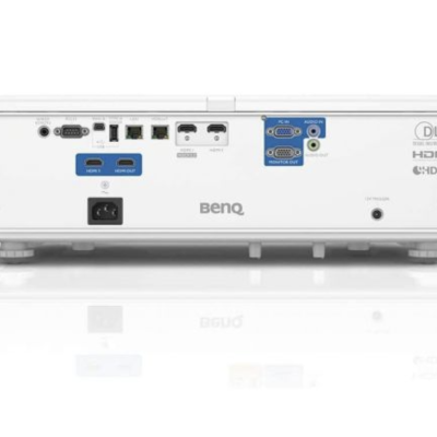 Projetor BenQ branco com múltiplas portas na parte traseira sobre superfície branca