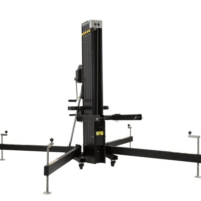 Elevador hidráulico preto em fundo branco com quatro apoios extensíveis e pés ajustáveis