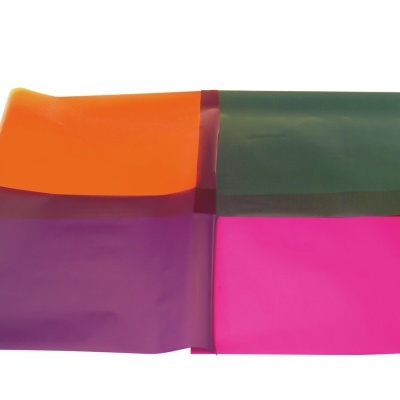 Folha plástica colorida dividida em quatro quadrados coloridos