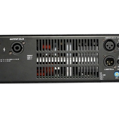 Painel traseiro de equipamento áudio com conectores e ventilação