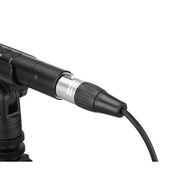 Microfone preto com grelha metálica prateada e cabo preto ligado