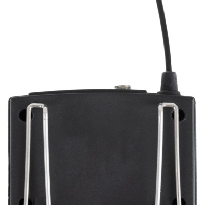 Dispositivo preto com antena e presilhas metálicas