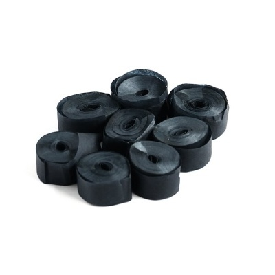 Rolos pretos de fita isolante sobre fundo branco