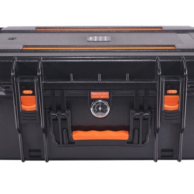 Caixa de transporte preta com fechos laranja e pega alaranjada