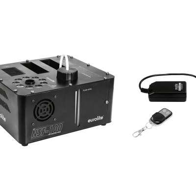 Aparelho preto quadrado com ventilador, comando remoto e adaptador