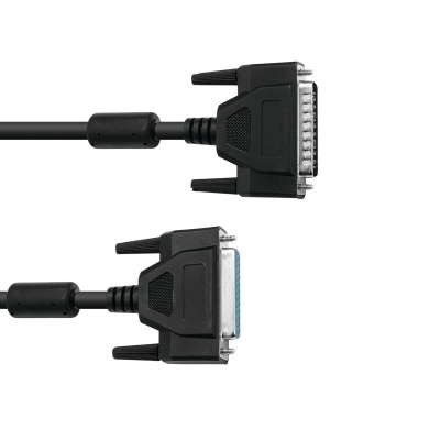 Cabo preto com conectores DB25 em fundo branco