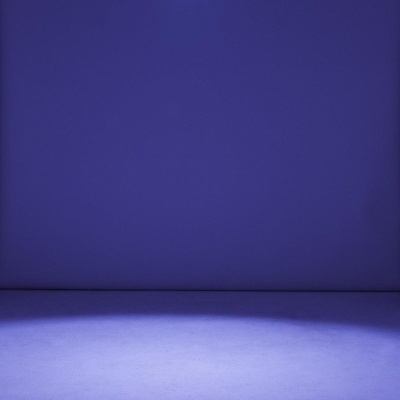 Luz suspensa a iluminar espaço vazio azul