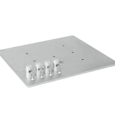 Placa metálica quadrada prateada com suportes cilíndricos de metal