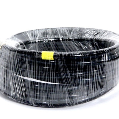 Mangueira preta enrolada embalada em filme plástico transparente.