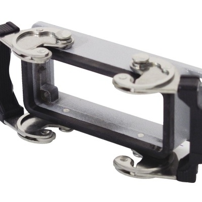 Suporte retangular em metal e plástico com ganchos prateados.