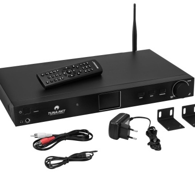 Aparelho multimédia preto com telecomando e acessórios