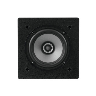 Coluna de som quadrada preta com cone cinzento e centro metálico.