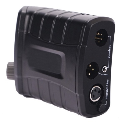 Adaptador de áudio preto com três conectores rotulados.