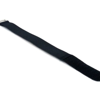Pulseira preta em tecido com fecho metálico