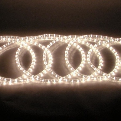 Fita LED flexível com luz branca quente enrolada