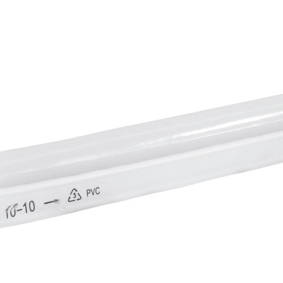Tubo branco de PVC com marcações a preto