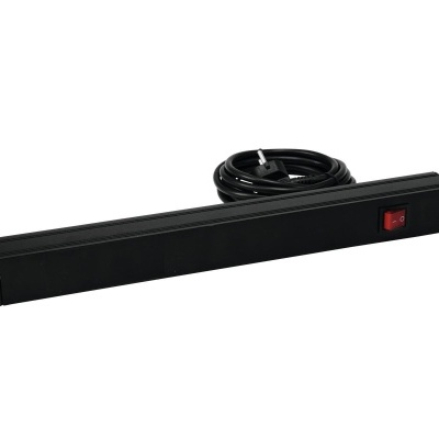 Régua de energia preta com cabo enrolado e interruptor vermelho