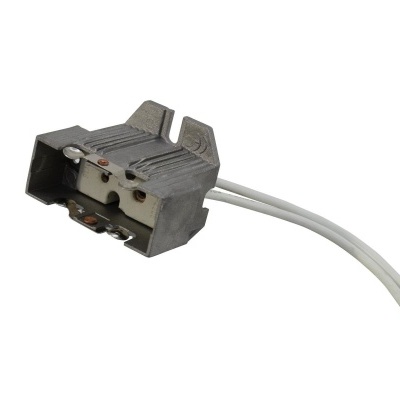 Conector elétrico metálico cinza com fios brancos