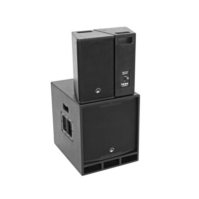 Conjunto de colunas de som pretas retangulares, uma maior com grelha e duas aberturas inferiores, e outra menor com painel frontal e botões.