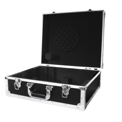 Mala rígida preta aberta com interior forrado a preto e detalhes metálicos prateados