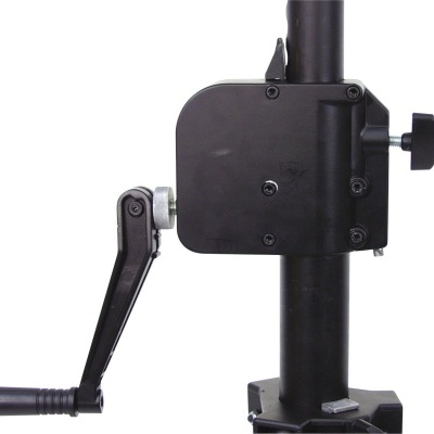 Manivela preta montada em suporte vertical de metal preto com base octogonal.