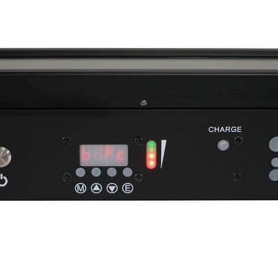 Painel de controlo preto com visor digital e botões