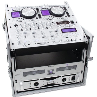 Equipamento de DJ com misturador e controladores digitais em estojo de alumínio prateado