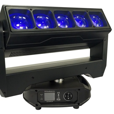 Luz móvel profissional preta com lentes azuis e visor digital em fundo branco