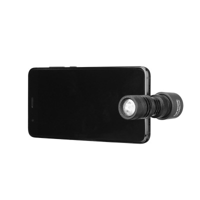 Telemóvel preto com lanterna preta presa na lateral