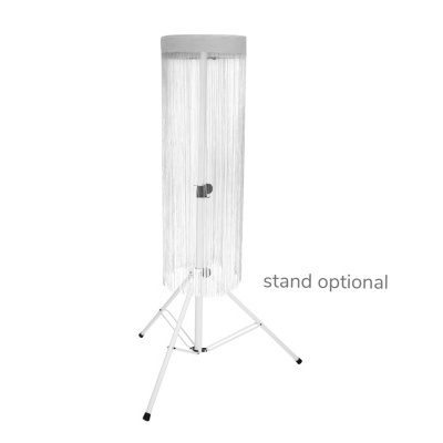 candeeiro de pé branco com fios finos e base tripé