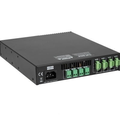 Dispositivo eletrónico preto com conexões verdes e entrada de alimentação