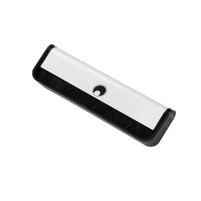 Escova limpa ecrãs branca e preta com cerdas longas e detalhes arredondados