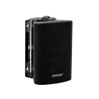 Coluna de som preta com suporte metálico em fundo branco