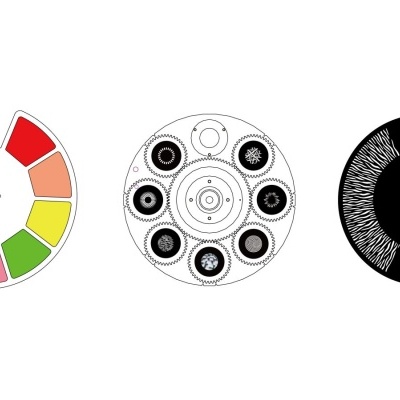 Três discos coloridos e pretos com padrões circulares distintos